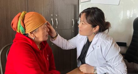 Сотрудниками КГМА в новостройке Ак-Жар было проведено бесплатное выездное обследование для раннего выявления глаукомы